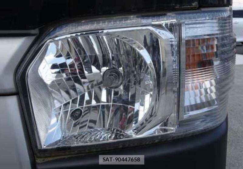 Toyota HIACE VAN 2022-04 8431980-12