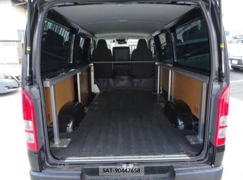 Toyota HIACE VAN 2022-04 8431980-14