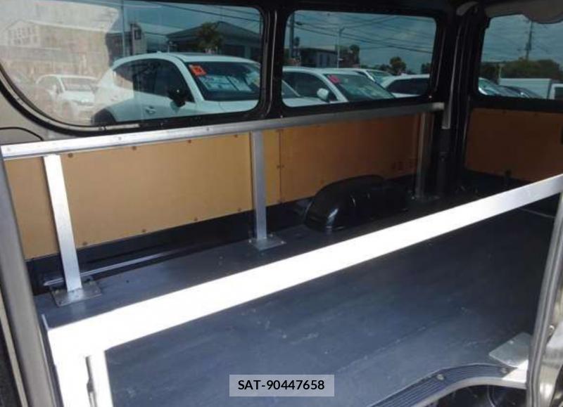 Toyota HIACE VAN 2022-04 8431980-15
