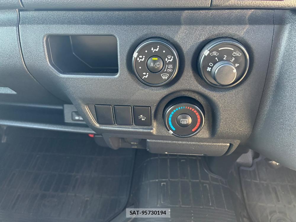 Toyota HIACE VAN 2020-06 7998220-17