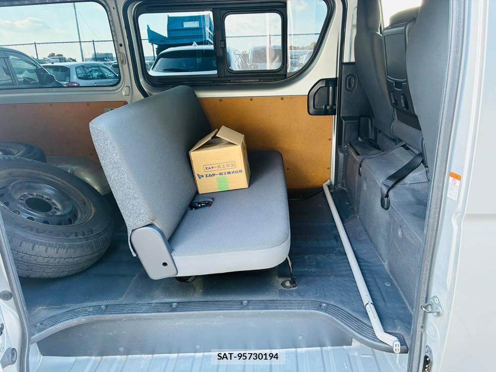 Toyota HIACE VAN 2020-06 7998220-8