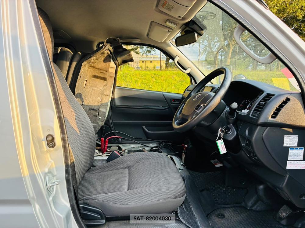 Toyota HIACE VAN 2019-07 8298911-10