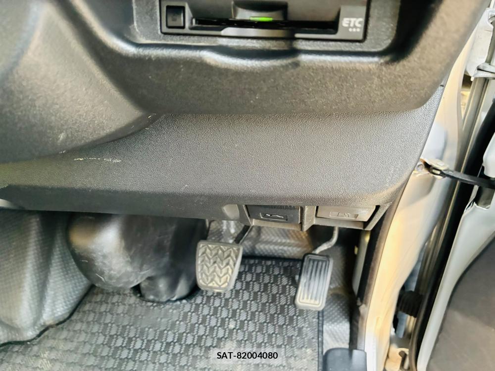 Toyota HIACE VAN 2019-07 8298911-22