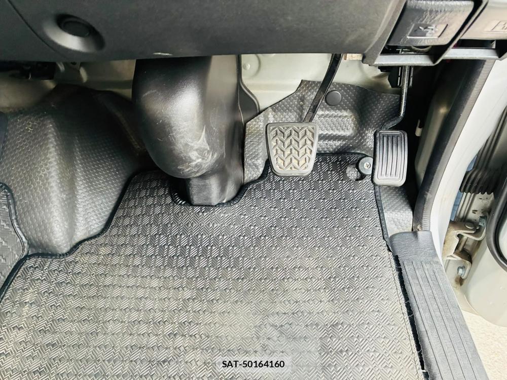 Toyota HIACE VAN 2019-07 8298910-24
