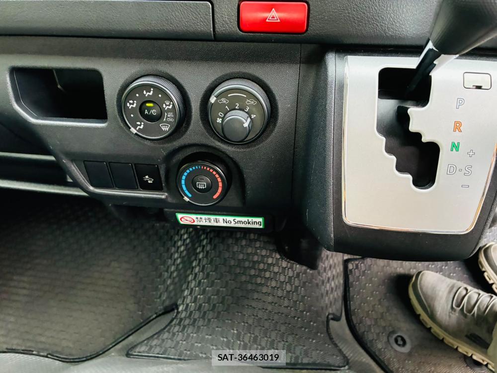 Toyota HIACE VAN 2019-07 8298909-18