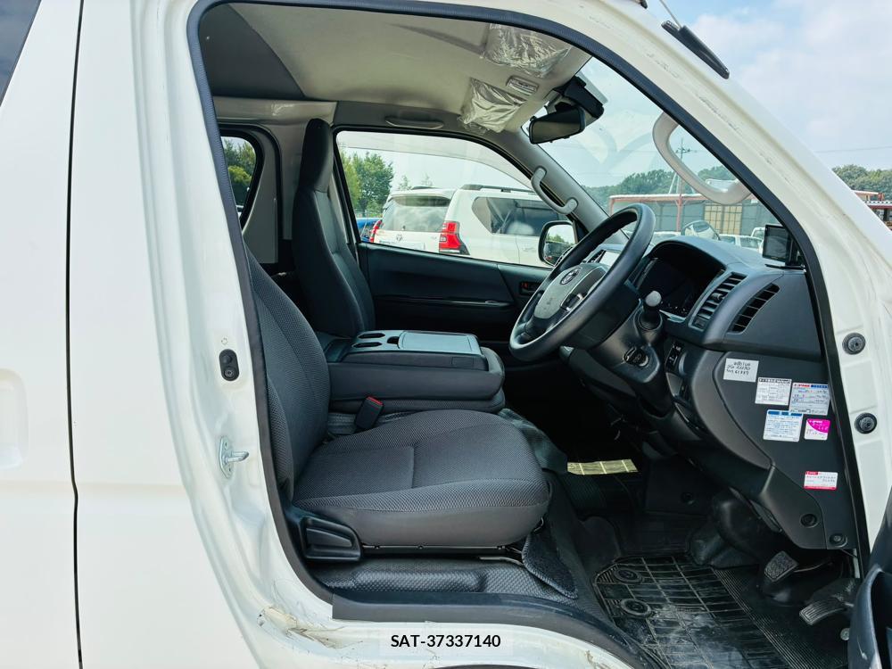 Toyota HIACE VAN 2019-07 8329539-11