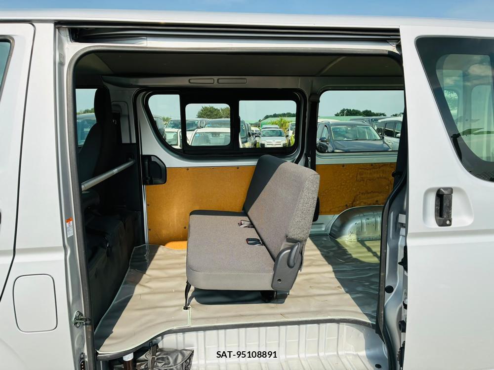 Toyota HIACE VAN 2019-08 8329537-9