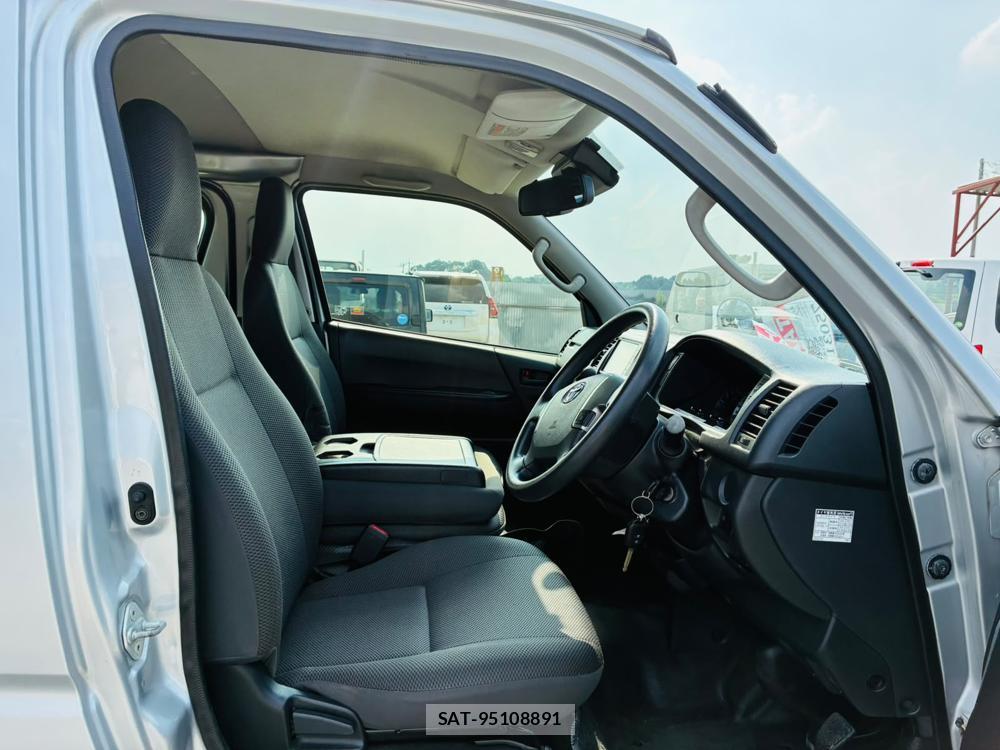 Toyota HIACE VAN 2019-08 8329537-11