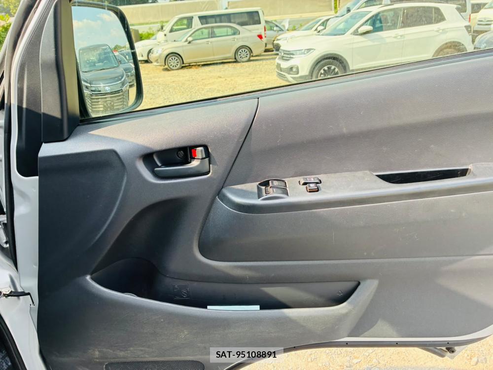 Toyota HIACE VAN 2019-08 8329537-20