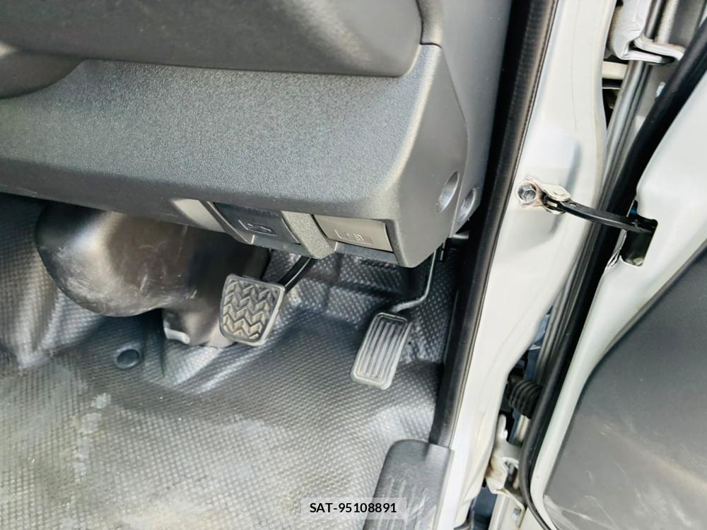 Toyota HIACE VAN 2019-08 8329537-22
