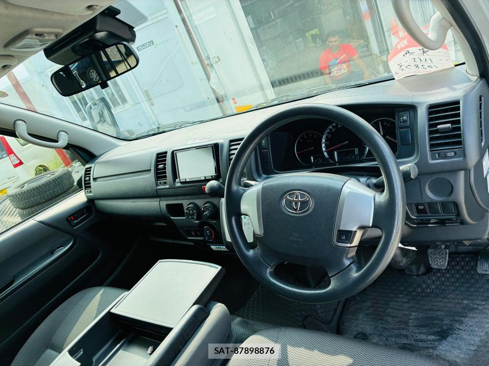 Toyota HIACE VAN 2019-07 8427883-11