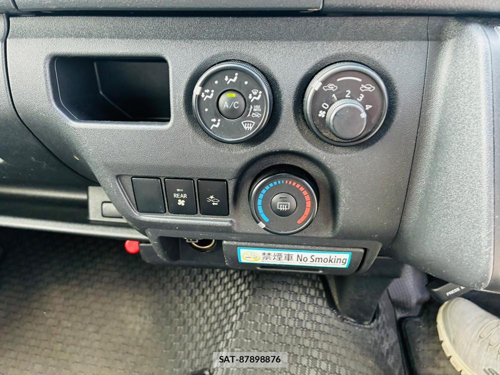 Toyota HIACE VAN 2019-07 8427883-18