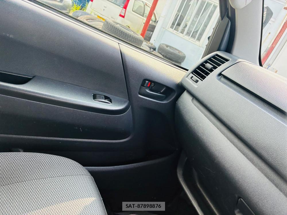 Toyota HIACE VAN 2019-07 8427883-20
