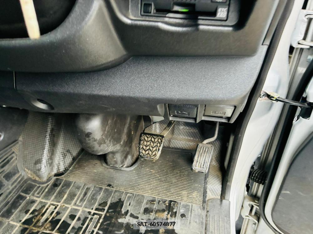 Toyota HIACE VAN 2019-08 8552200-13