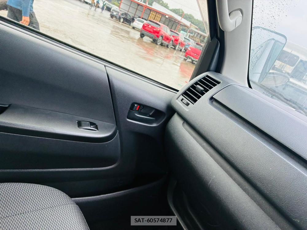 Toyota HIACE VAN 2019-08 8552200-18
