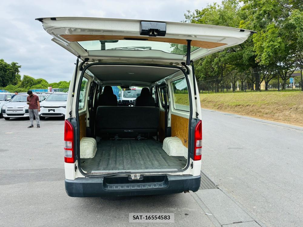 Toyota HIACE VAN 2019-07 8543898-26