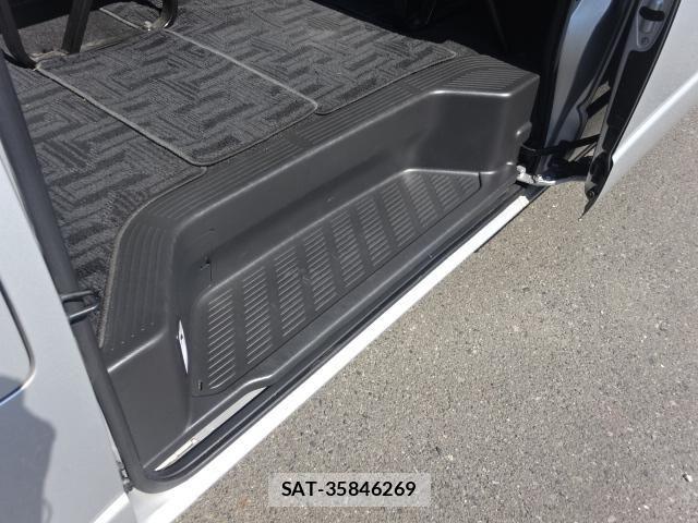 Toyota HIACE VAN 2019-05 8685649-11