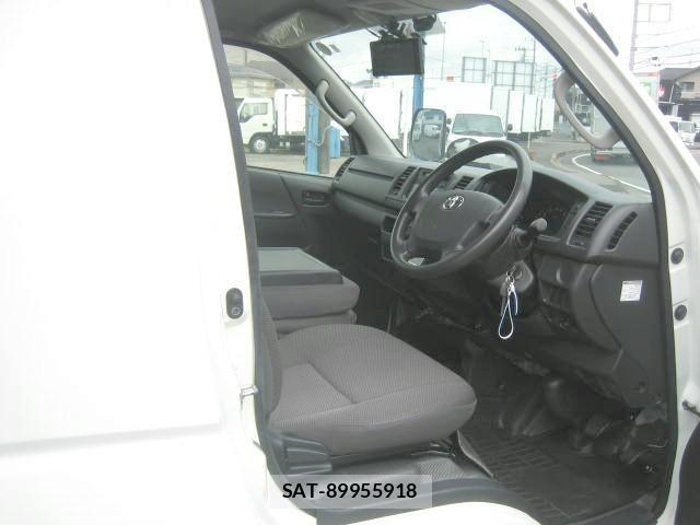 Toyota HIACE VAN 2017-07 8742522-15
