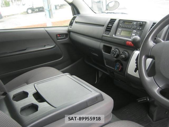 Toyota HIACE VAN 2017-07 8742522-17