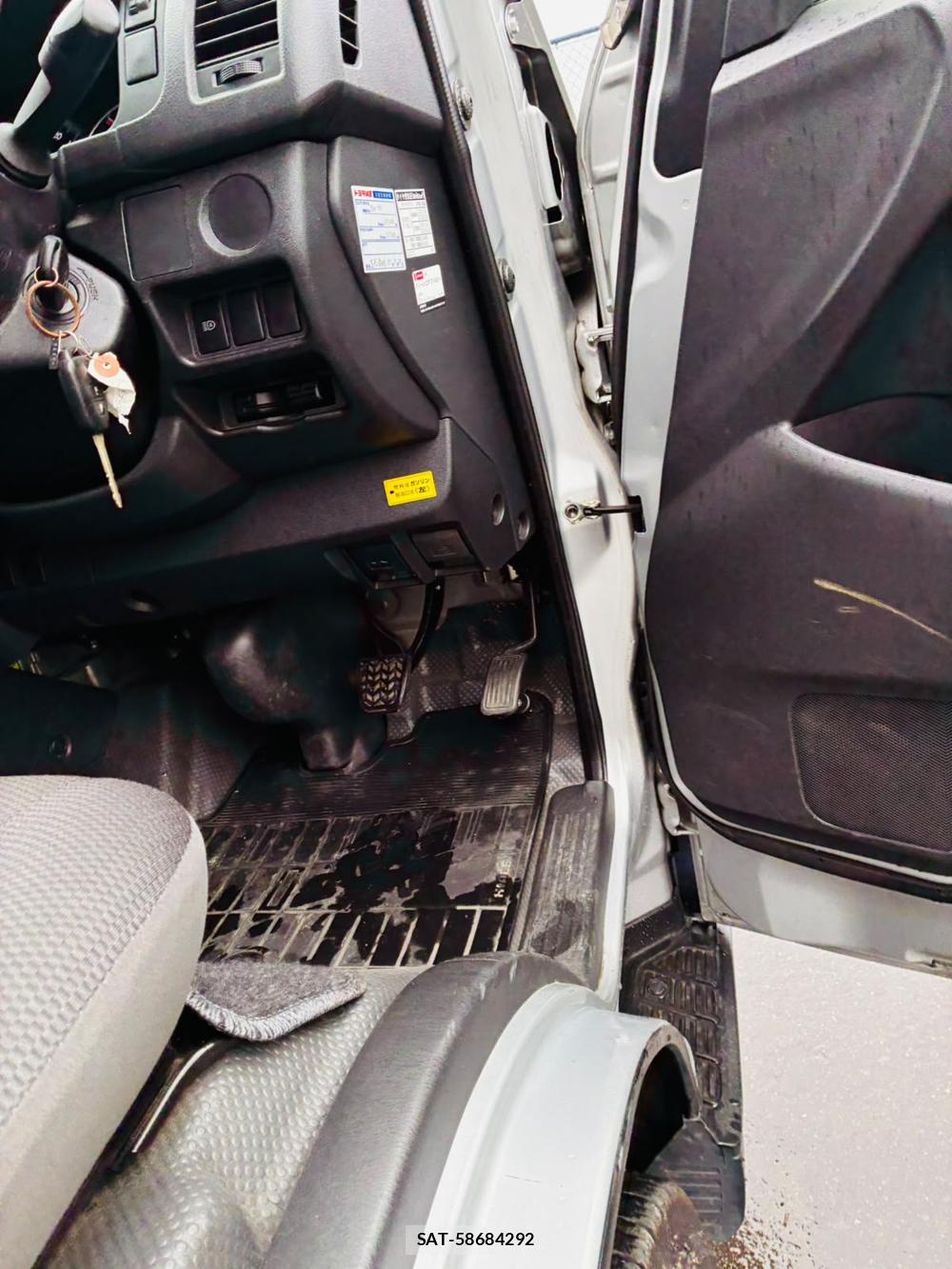 Toyota HIACE VAN 2019-11 8608296-16