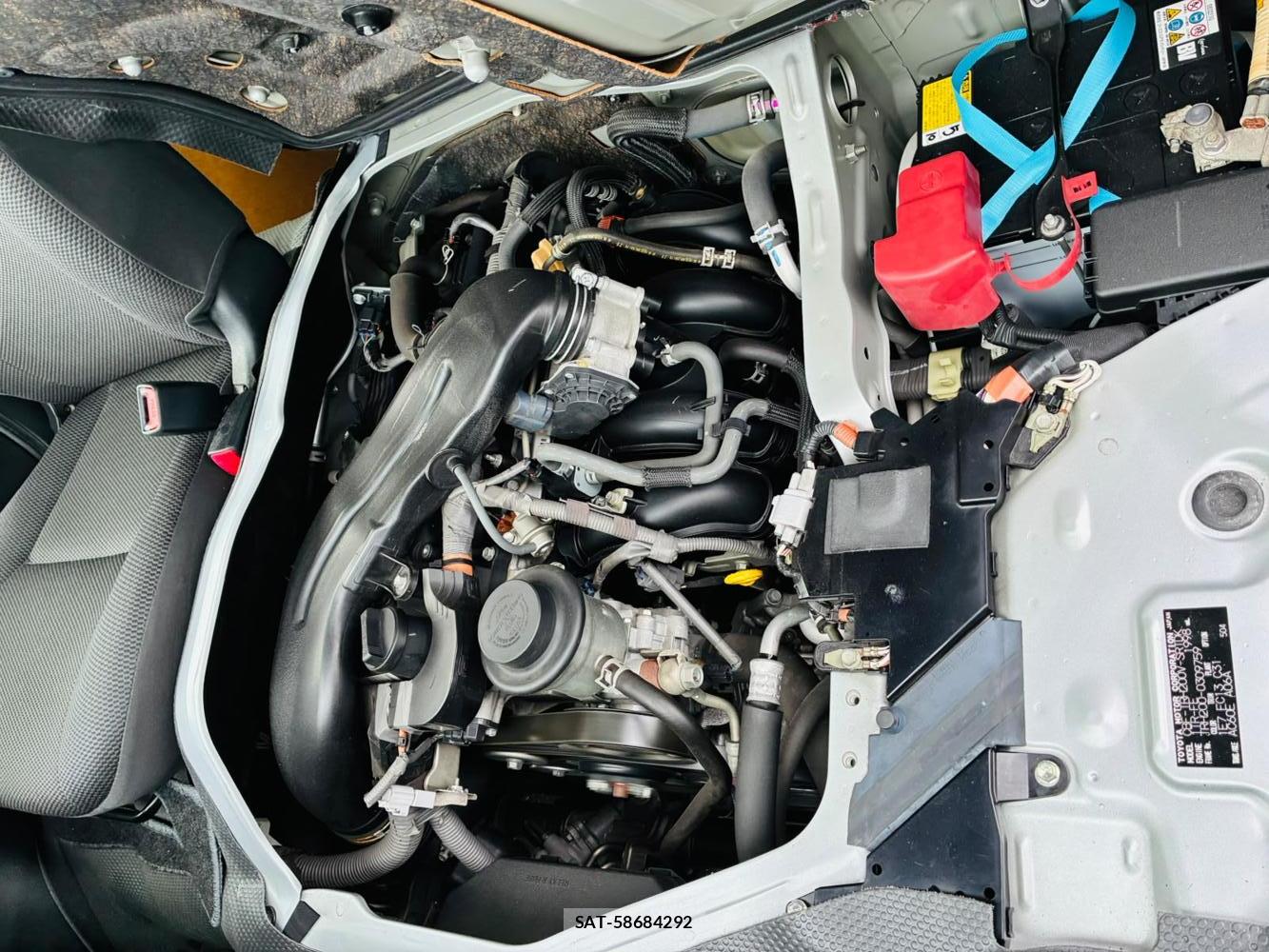 Toyota HIACE VAN 2019-11 8608296-38
