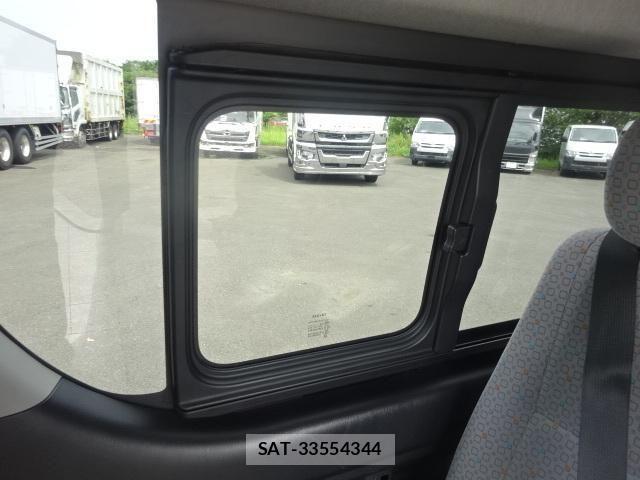 Toyota HIACE VAN 2017-09 8780468-23