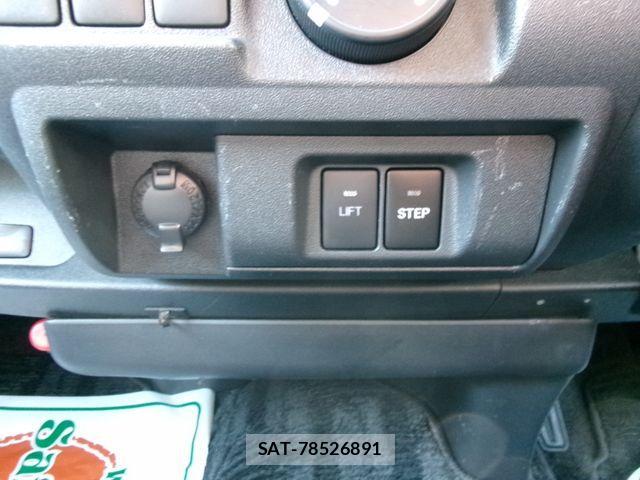 Toyota HIACE VAN 2020-03 1212426-27