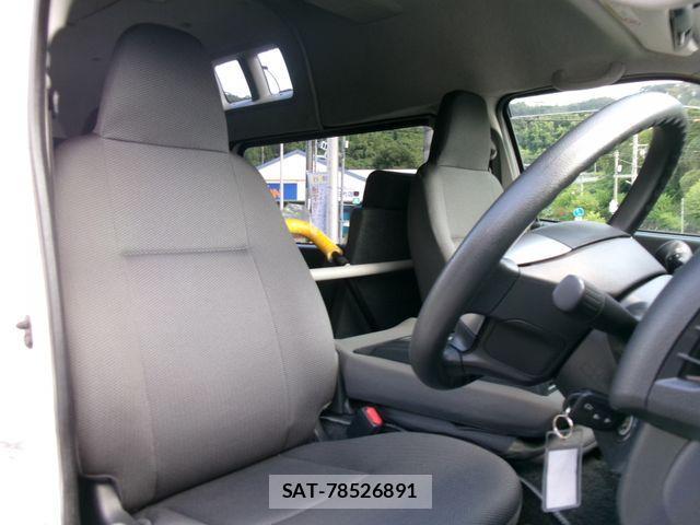 Toyota HIACE VAN 2020-03 1212426-28