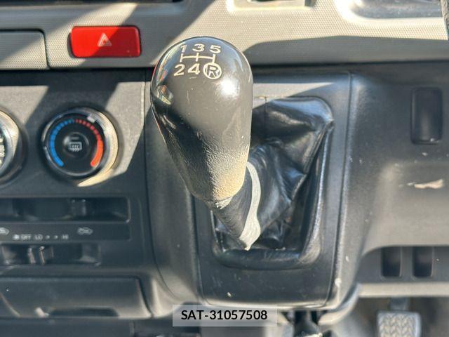 Toyota HIACE VAN 2009-11 1324593-7