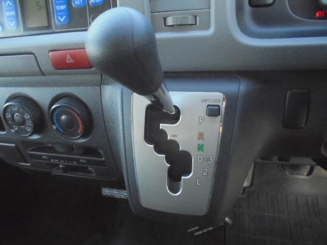 Toyota HIACE VAN 2010-11 1545722-16