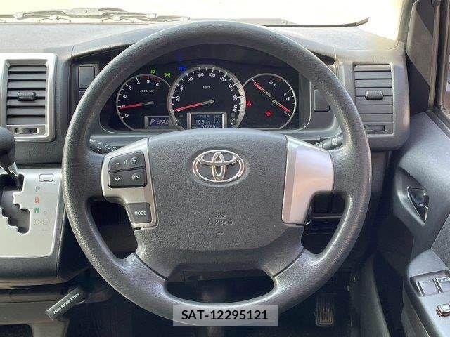 Toyota HIACE VAN 2019-06 3671353-11