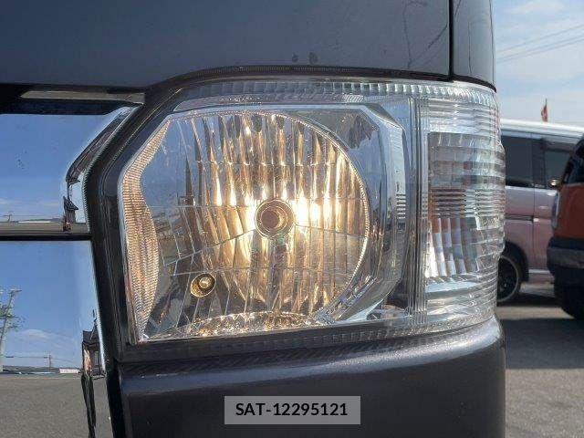 Toyota HIACE VAN 2019-06 3671353-19