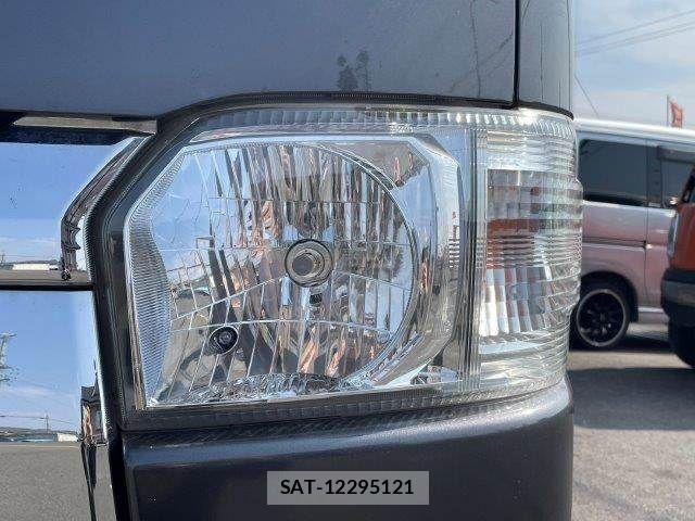 Toyota HIACE VAN 2019-06 3671353-24