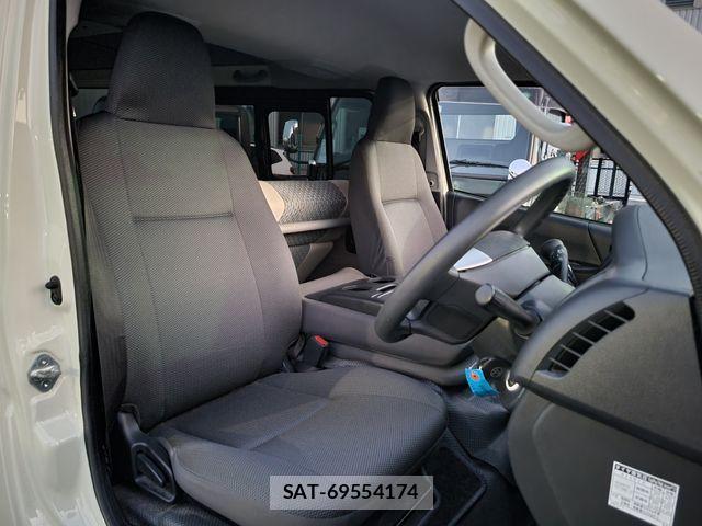 Toyota HIACE VAN 2021-08 3671354-6