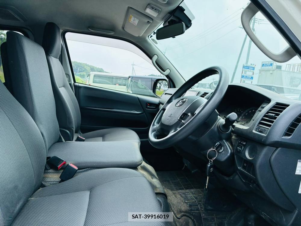 Toyota HIACE VAN 2019-06 8031327-10