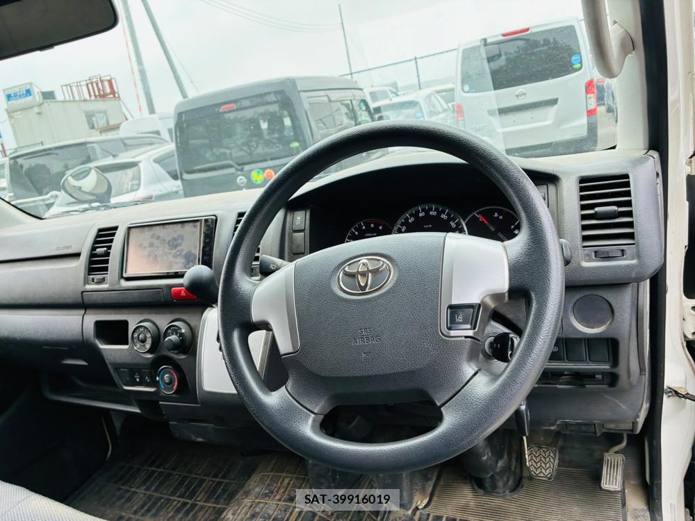 Toyota HIACE VAN 2019-06 8031327-13