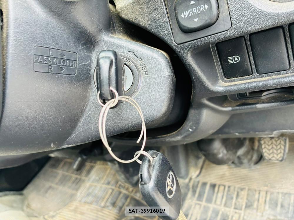 Toyota HIACE VAN 2019-06 8031327-15