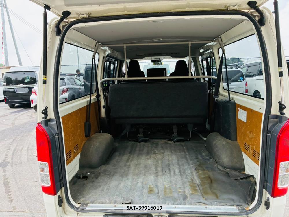 Toyota HIACE VAN 2019-06 8031327-24