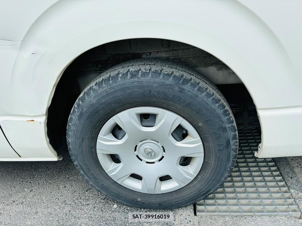 Toyota HIACE VAN 2019-06 8031327-26