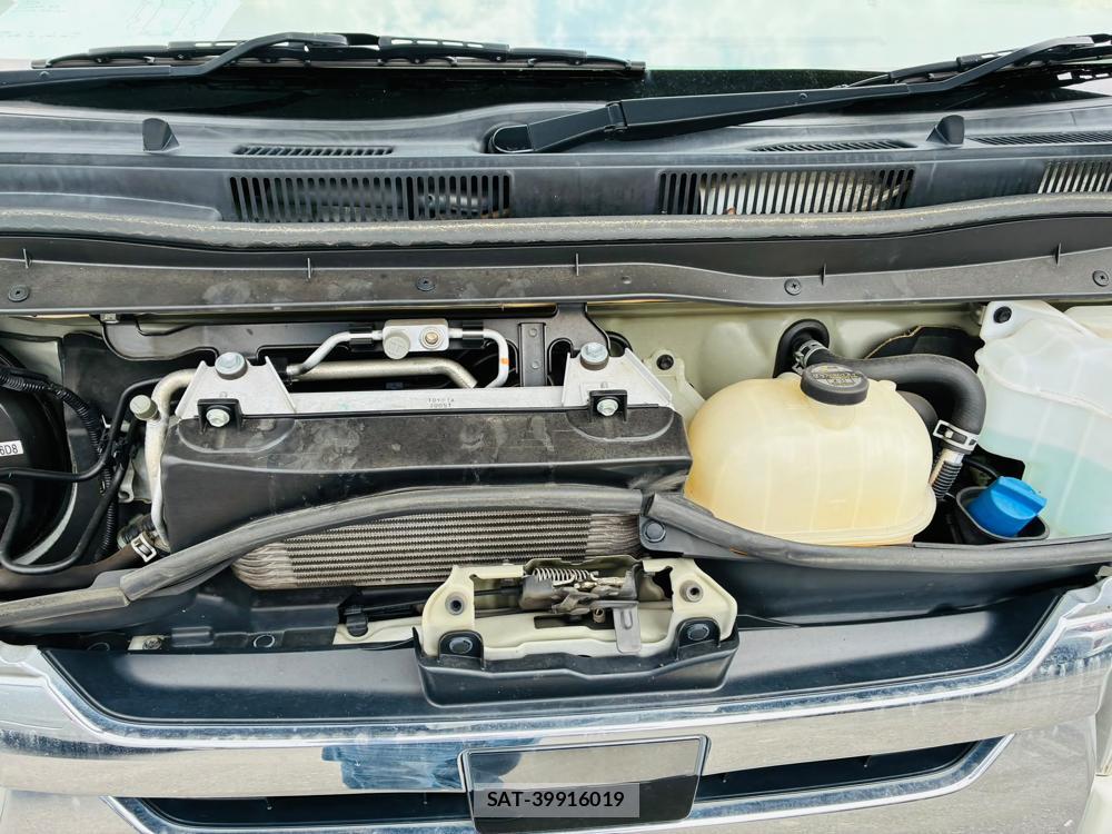 Toyota HIACE VAN 2019-06 8031327-37