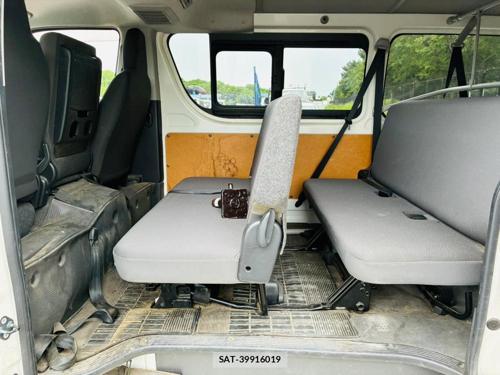 Toyota HIACE VAN 2019-06 8031327-8