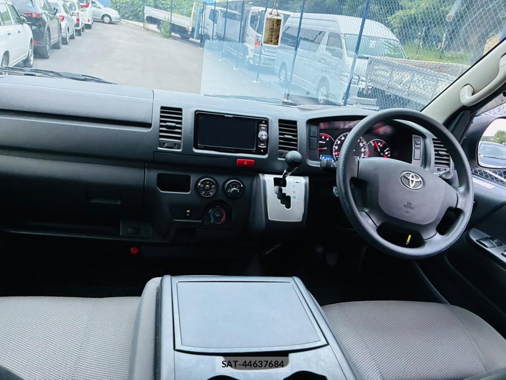 Toyota HIACE VAN 2019-02 8023939-12