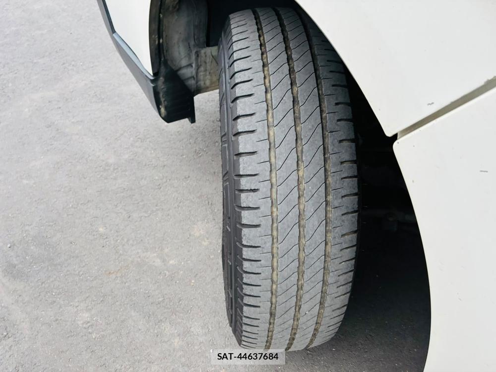 Toyota HIACE VAN 2019-02 8023939-31