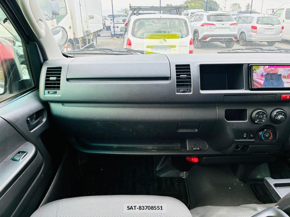 Toyota HIACE VAN 2020-07 8665581-17