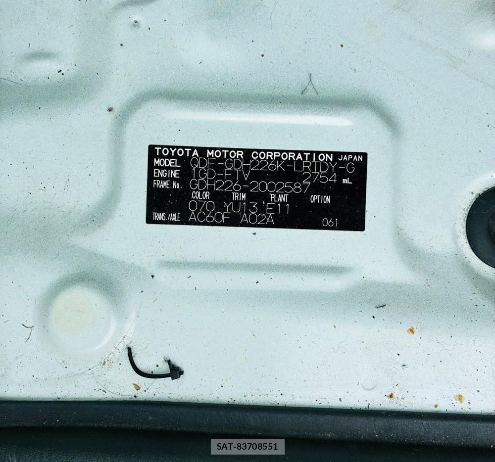 Toyota HIACE VAN 2020-07 8665581-39
