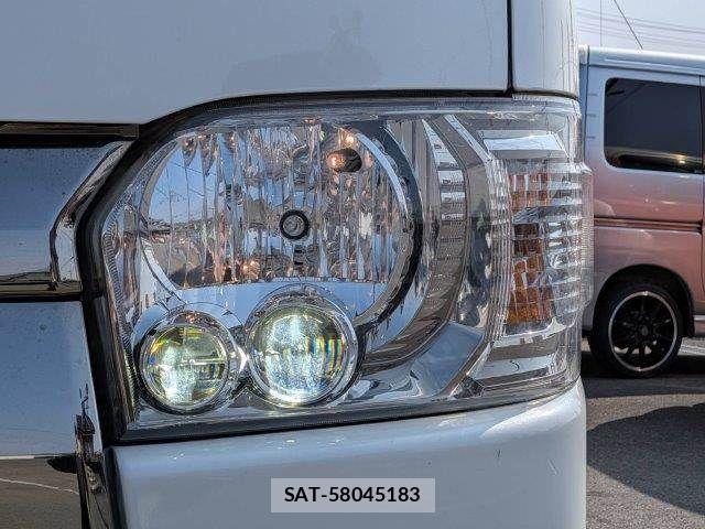 Toyota HIACE VAN 2019-05 3671450-11