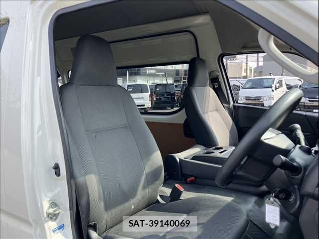 Toyota HIACE VAN 2023-01 3671437-6