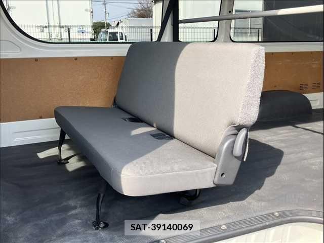 Toyota HIACE VAN 2023-01 3671437-7