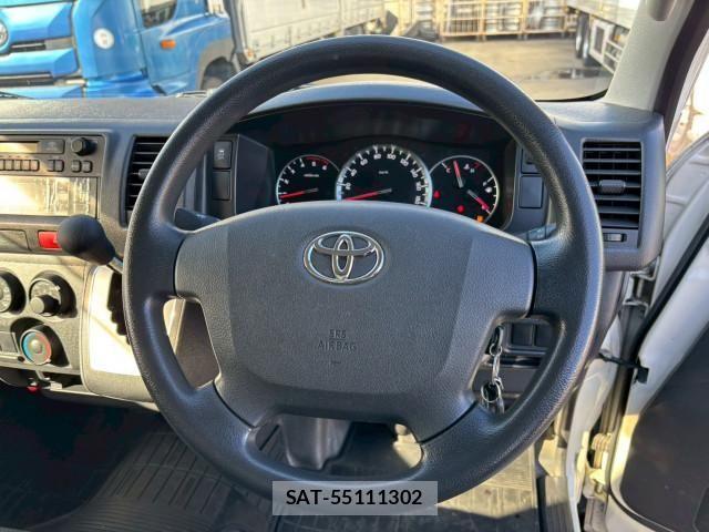Toyota HIACE VAN 2018-10 4754025-17