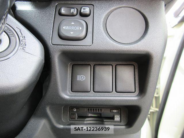 Toyota HIACE VAN 2023-12 6676190-11